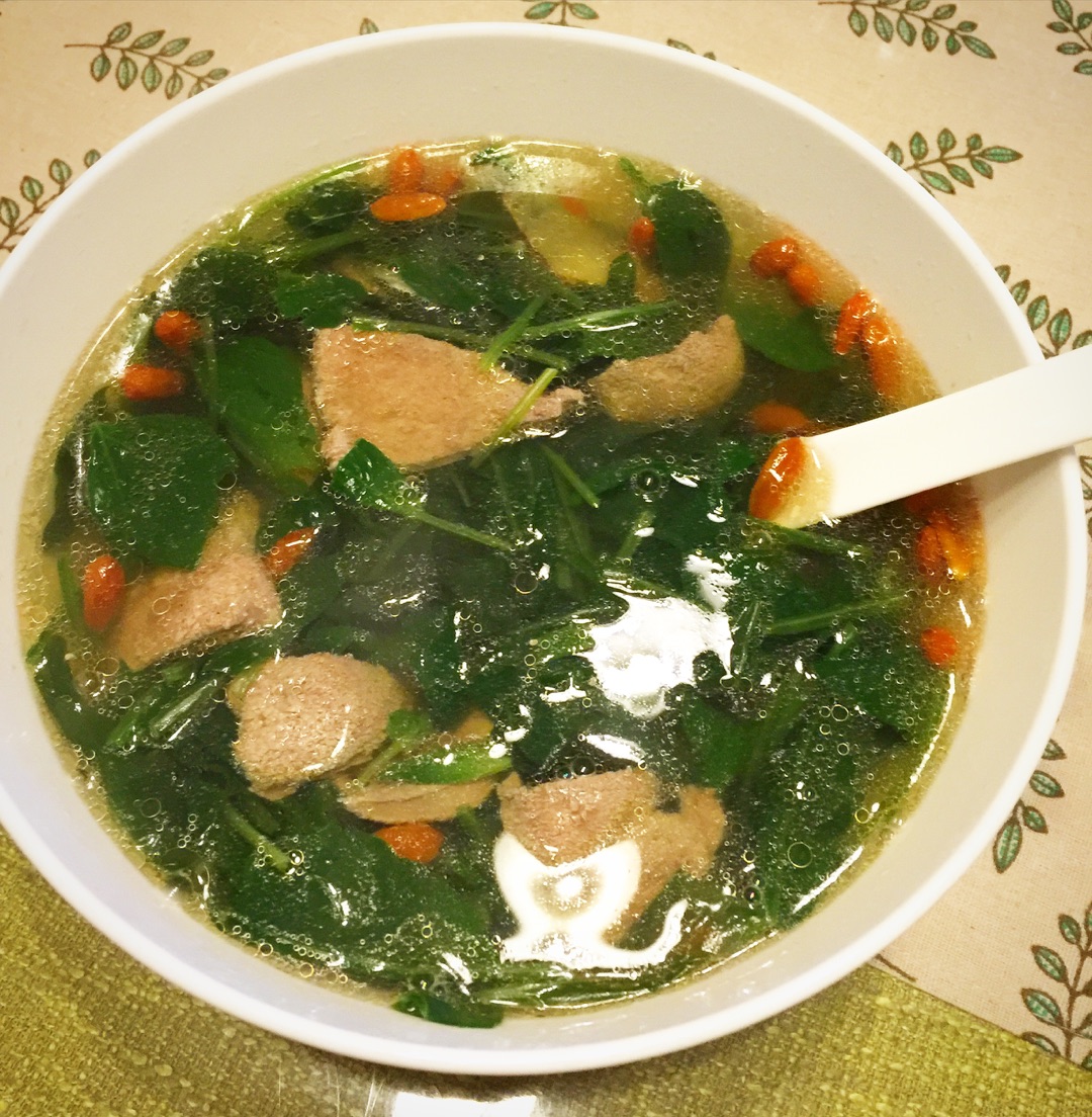 猪肝汤的家常做法(木耳猪肝汤的家常做法)